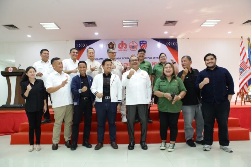 Foto: Kepala Dinas Pemuda dan Olahraga (Dispora) DKI Jakarta Andri Yansyah, Ketua Umum KONI DKI Jakarta Prof. Hidayat Humaid, Ketua Umum Pengprov IKASI DKI Jakarta H. Ghozi Zulazmi, S.IP., bersama pengurus SIWO PWI Jaya.