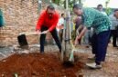 Wali Kota Administrasi Jakarta Pusat Arifin mengapresiasi keberhasilan warga RW 08 Kelurahan Paseban, Kecamatan Senen, dalam mengembangkan program urban farming yang tidak hanya menghasilkan panen, tetapi juga menjadi sarana edukasi bagi masyarakat, terutama anak-anak.