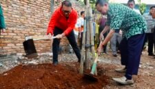 Wali Kota Administrasi Jakarta Pusat Arifin mengapresiasi keberhasilan warga RW 08 Kelurahan Paseban, Kecamatan Senen, dalam mengembangkan program urban farming yang tidak hanya menghasilkan panen, tetapi juga menjadi sarana edukasi bagi masyarakat, terutama anak-anak.