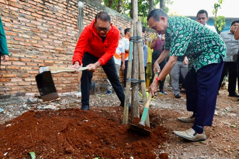 Wali Kota Administrasi Jakarta Pusat Arifin mengapresiasi keberhasilan warga RW 08 Kelurahan Paseban, Kecamatan Senen, dalam mengembangkan program urban farming yang tidak hanya menghasilkan panen, tetapi juga menjadi sarana edukasi bagi masyarakat, terutama anak-anak.