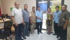 Foto: Perwakilan Majelis Adat Sumedanglarang (MASL), Yayasan Pangeran Sumedang, Rukun Wargi Sumedang, dan koalisi organisasi masyarakat sipil menyerahkan laporan pengaduan resmi kepada BPKP Perwakilan Jawa Barat di Bandung, Jumat (31/7/2026).