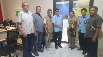 Foto: Perwakilan Majelis Adat Sumedanglarang (MASL), Yayasan Pangeran Sumedang, Rukun Wargi Sumedang, dan koalisi organisasi masyarakat sipil menyerahkan laporan pengaduan resmi kepada BPKP Perwakilan Jawa Barat di Bandung, Jumat (31/7/2026).