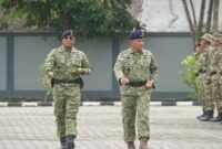 Foto: Komandan Kodaeral IV Laksda TNI Berkat Widjanarko (kanan) didampingi pejabat Kodaeral IV melakukan pemeriksaan barisan saat Upacara Penutupan Pendidikan dan Pelatihan Sarjana Penggerak Pembangunan Indonesia (SPPI) Koperasi Desa/Kelurahan Merah Putih (KDKMP) dan Kampung Nelayan Merah Putih (KNMP) Tahun 2026 di Satdik 1 Tanjung Uban, Kabupaten Bintan, Jumat (31/7/2026).