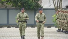 Foto: Komandan Kodaeral IV Laksda TNI Berkat Widjanarko (kanan) didampingi pejabat Kodaeral IV melakukan pemeriksaan barisan saat Upacara Penutupan Pendidikan dan Pelatihan Sarjana Penggerak Pembangunan Indonesia (SPPI) Koperasi Desa/Kelurahan Merah Putih (KDKMP) dan Kampung Nelayan Merah Putih (KNMP) Tahun 2026 di Satdik 1 Tanjung Uban, Kabupaten Bintan, Jumat (31/7/2026).