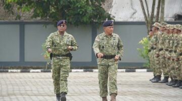 Foto: Komandan Kodaeral IV Laksda TNI Berkat Widjanarko (kanan) didampingi pejabat Kodaeral IV melakukan pemeriksaan barisan saat Upacara Penutupan Pendidikan dan Pelatihan Sarjana Penggerak Pembangunan Indonesia (SPPI) Koperasi Desa/Kelurahan Merah Putih (KDKMP) dan Kampung Nelayan Merah Putih (KNMP) Tahun 2026 di Satdik 1 Tanjung Uban, Kabupaten Bintan, Jumat (31/7/2026).