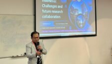 Foto: Dekan Fakultas Kesehatan Masyarakat (FKM) Universitas Hasanuddin, Prof. Sukri Palutturi, mempresentasikan materi berjudul 