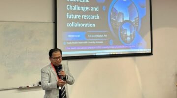 Foto: Dekan Fakultas Kesehatan Masyarakat (FKM) Universitas Hasanuddin, Prof. Sukri Palutturi, mempresentasikan materi berjudul 