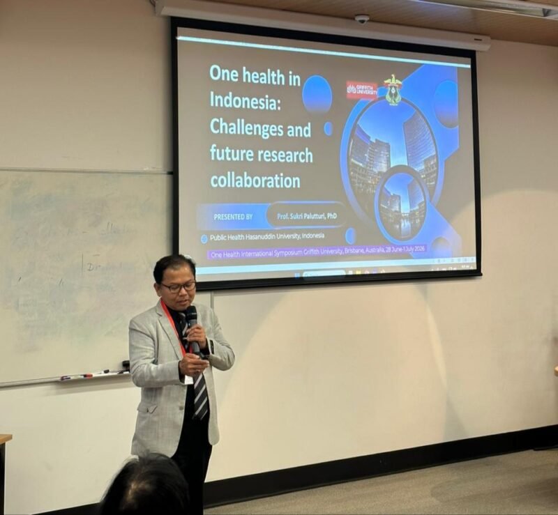 Foto: Dekan Fakultas Kesehatan Masyarakat (FKM) Universitas Hasanuddin, Prof. Sukri Palutturi, mempresentasikan materi berjudul 