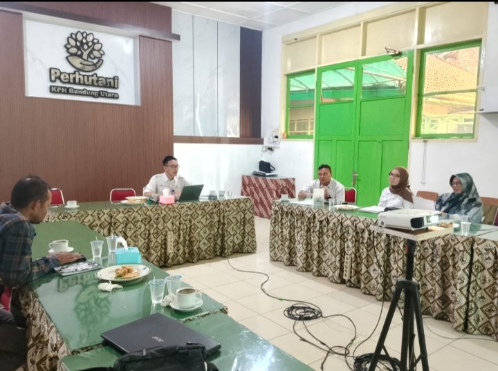 Foto: Perum Perhutani KPH Bandung Utara menggelar kegiatan monitoring dan evaluasi Kerja Sama Kemitraan Perhutani Produktif (KKPP) bersama Lembaga Masyarakat Desa Hutan (LMDH) di wilayah BKPH Manglayang Barat