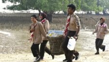 Foto: Anggota Saka Bahari bersama prajurit TNI Angkatan Laut membawa hasil pengumpulan sampah saat mengikuti aksi bersih pantai di kawasan Lapangan Tembak Cakra Kodaeral IV, Batam.