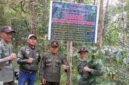 Foto: Petugas Perhutani KPH Bandung Utara bersama unsur Polisi Hutan dan Pemerintah Desa Suntenjaya berfoto usai memasang papan peringatan larangan penyadapan getah pinus tanpa izin saat patroli gabungan di kawasan RPH Cibodas, Kabupaten Bandung Barat, Rabu (8/7/2026).
