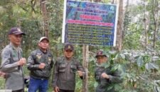 Foto: Petugas Perhutani KPH Bandung Utara bersama unsur Polisi Hutan dan Pemerintah Desa Suntenjaya berfoto usai memasang papan peringatan larangan penyadapan getah pinus tanpa izin saat patroli gabungan di kawasan RPH Cibodas, Kabupaten Bandung Barat, Rabu (8/7/2026).