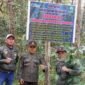 Foto: Petugas Perhutani KPH Bandung Utara bersama unsur Polisi Hutan dan Pemerintah Desa Suntenjaya berfoto usai memasang papan peringatan larangan penyadapan getah pinus tanpa izin saat patroli gabungan di kawasan RPH Cibodas, Kabupaten Bandung Barat, Rabu (8/7/2026).