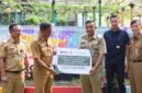 Foto: Wali Kota Administrasi Jakarta Timur Munjirin (kedua kiri) menyerahkan secara simbolis bantuan tempat sampah pilah organik dan anorganik kepada perwakilan Kecamatan Pulo Gadung saat meresmikan Bank Sampah Pintar (BSP) Kemilau di Pulo Gadung, Jakarta Timur, Selasa (7/7/2026).