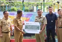 Foto: Wali Kota Administrasi Jakarta Timur Munjirin (kedua kiri) menyerahkan secara simbolis bantuan tempat sampah pilah organik dan anorganik kepada perwakilan Kecamatan Pulo Gadung saat meresmikan Bank Sampah Pintar (BSP) Kemilau di Pulo Gadung, Jakarta Timur, Selasa (7/7/2026).