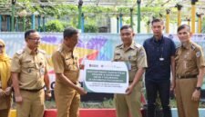 Foto: Wali Kota Administrasi Jakarta Timur Munjirin (kedua kiri) menyerahkan secara simbolis bantuan tempat sampah pilah organik dan anorganik kepada perwakilan Kecamatan Pulo Gadung saat meresmikan Bank Sampah Pintar (BSP) Kemilau di Pulo Gadung, Jakarta Timur, Selasa (7/7/2026).
