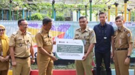 Foto: Wali Kota Administrasi Jakarta Timur Munjirin (kedua kiri) menyerahkan secara simbolis bantuan tempat sampah pilah organik dan anorganik kepada perwakilan Kecamatan Pulo Gadung saat meresmikan Bank Sampah Pintar (BSP) Kemilau di Pulo Gadung, Jakarta Timur, Selasa (7/7/2026).