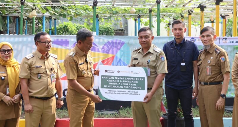 Foto: Wali Kota Administrasi Jakarta Timur Munjirin (kedua kiri) menyerahkan secara simbolis bantuan tempat sampah pilah organik dan anorganik kepada perwakilan Kecamatan Pulo Gadung saat meresmikan Bank Sampah Pintar (BSP) Kemilau di Pulo Gadung, Jakarta Timur, Selasa (7/7/2026).