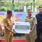 Foto: Wali Kota Administrasi Jakarta Timur Munjirin (kedua kiri) menyerahkan secara simbolis bantuan tempat sampah pilah organik dan anorganik kepada perwakilan Kecamatan Pulo Gadung saat meresmikan Bank Sampah Pintar (BSP) Kemilau di Pulo Gadung, Jakarta Timur, Selasa (7/7/2026).