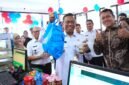 Foto: Wali Kota Administrasi Jakarta Timur Munjirin menunjukkan produk belanja dan minuman usai meresmikan Teaching Factory (TeFa) D'Preneur Coffee and Mart di SMK Dinamika Pembangunan 2, Jalan Kampung Penggilingan, Kelurahan Penggilingan, Kecamatan Cakung, Rabu (8/7/2026).