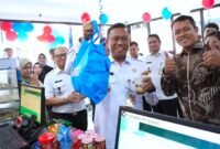 Foto: Wali Kota Administrasi Jakarta Timur Munjirin menunjukkan produk belanja dan minuman usai meresmikan Teaching Factory (TeFa) D'Preneur Coffee and Mart di SMK Dinamika Pembangunan 2, Jalan Kampung Penggilingan, Kelurahan Penggilingan, Kecamatan Cakung, Rabu (8/7/2026).