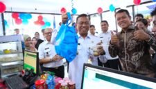 Foto: Wali Kota Administrasi Jakarta Timur Munjirin menunjukkan produk belanja dan minuman usai meresmikan Teaching Factory (TeFa) D'Preneur Coffee and Mart di SMK Dinamika Pembangunan 2, Jalan Kampung Penggilingan, Kelurahan Penggilingan, Kecamatan Cakung, Rabu (8/7/2026).