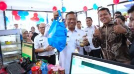 Foto: Wali Kota Administrasi Jakarta Timur Munjirin menunjukkan produk belanja dan minuman usai meresmikan Teaching Factory (TeFa) D'Preneur Coffee and Mart di SMK Dinamika Pembangunan 2, Jalan Kampung Penggilingan, Kelurahan Penggilingan, Kecamatan Cakung, Rabu (8/7/2026).