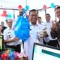 Foto: Wali Kota Administrasi Jakarta Timur Munjirin menunjukkan produk belanja dan minuman usai meresmikan Teaching Factory (TeFa) D'Preneur Coffee and Mart di SMK Dinamika Pembangunan 2, Jalan Kampung Penggilingan, Kelurahan Penggilingan, Kecamatan Cakung, Rabu (8/7/2026).