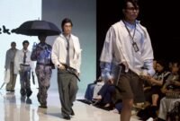 Foto: Model memperagakan koleksi busana karya desainer Indonesia saat Indonesia Trend Fashion Week (ITFW) 2026 di Vertu Ballroom, Vertu Harmoni Jakarta, Minggu (5/7/2026).