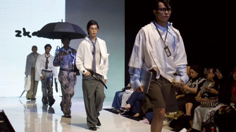 Foto: Model memperagakan koleksi busana karya desainer Indonesia saat Indonesia Trend Fashion Week (ITFW) 2026 di Vertu Ballroom, Vertu Harmoni Jakarta, Minggu (5/7/2026).