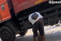 Foto: Seorang pria terekam kamera sedang berada di sisi bawah tangki sebuah truk dinas pengangkut sampah di kawasan Cilincing, Jakarta Utara. Rekaman yang diunggah akun Instagram @Ijoel itu viral di media sosial.