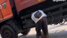 Foto: Seorang pria terekam kamera sedang berada di sisi bawah tangki sebuah truk dinas pengangkut sampah di kawasan Cilincing, Jakarta Utara. Rekaman yang diunggah akun Instagram @Ijoel itu viral di media sosial.