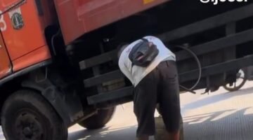 Foto: Seorang pria terekam kamera sedang berada di sisi bawah tangki sebuah truk dinas pengangkut sampah di kawasan Cilincing, Jakarta Utara. Rekaman yang diunggah akun Instagram @Ijoel itu viral di media sosial.