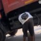 Foto: Seorang pria terekam kamera sedang berada di sisi bawah tangki sebuah truk dinas pengangkut sampah di kawasan Cilincing, Jakarta Utara. Rekaman yang diunggah akun Instagram @Ijoel itu viral di media sosial.
