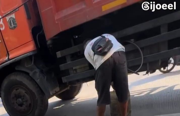 Foto: Seorang pria terekam kamera sedang berada di sisi bawah tangki sebuah truk dinas pengangkut sampah di kawasan Cilincing, Jakarta Utara. Rekaman yang diunggah akun Instagram @Ijoel itu viral di media sosial.