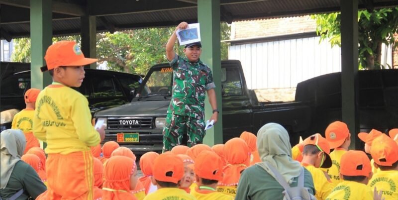 Foto: Belajar Wawasan Kebangsaan, Siswa TK Antusias Ikuti Outing Class di Kodim 0806/Trenggalek.