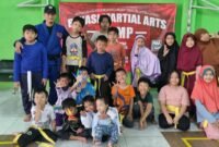Foto: Peserta Bekasi Martial Art Camp berfoto bersama pelatih usai mengikuti sesi latihan di GOR Pojok Wahana, Jatiasih, Kota Bekasi. Melalui program pembinaan yang mengedepankan disiplin, adab, dan kemampuan bela diri modern, Mushajuku Bekasi terus membina karakter sekaligus menyiapkan atlet-atlet muda berprestasi, sembari menunggu legalitas resmi dari Indonesia Beladiri Campuran Amatir (IBCA MMA).