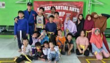 Foto: Peserta Bekasi Martial Art Camp berfoto bersama pelatih usai mengikuti sesi latihan di GOR Pojok Wahana, Jatiasih, Kota Bekasi. Melalui program pembinaan yang mengedepankan disiplin, adab, dan kemampuan bela diri modern, Mushajuku Bekasi terus membina karakter sekaligus menyiapkan atlet-atlet muda berprestasi, sembari menunggu legalitas resmi dari Indonesia Beladiri Campuran Amatir (IBCA MMA).