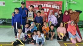 Foto: Peserta Bekasi Martial Art Camp berfoto bersama pelatih usai mengikuti sesi latihan di GOR Pojok Wahana, Jatiasih, Kota Bekasi. Melalui program pembinaan yang mengedepankan disiplin, adab, dan kemampuan bela diri modern, Mushajuku Bekasi terus membina karakter sekaligus menyiapkan atlet-atlet muda berprestasi, sembari menunggu legalitas resmi dari Indonesia Beladiri Campuran Amatir (IBCA MMA).