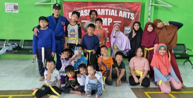 Foto: Peserta Bekasi Martial Art Camp berfoto bersama pelatih usai mengikuti sesi latihan di GOR Pojok Wahana, Jatiasih, Kota Bekasi. Melalui program pembinaan yang mengedepankan disiplin, adab, dan kemampuan bela diri modern, Mushajuku Bekasi terus membina karakter sekaligus menyiapkan atlet-atlet muda berprestasi, sembari menunggu legalitas resmi dari Indonesia Beladiri Campuran Amatir (IBCA MMA).