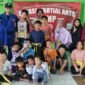 Foto: Peserta Bekasi Martial Art Camp berfoto bersama pelatih usai mengikuti sesi latihan di GOR Pojok Wahana, Jatiasih, Kota Bekasi. Melalui program pembinaan yang mengedepankan disiplin, adab, dan kemampuan bela diri modern, Mushajuku Bekasi terus membina karakter sekaligus menyiapkan atlet-atlet muda berprestasi, sembari menunggu legalitas resmi dari Indonesia Beladiri Campuran Amatir (IBCA MMA).