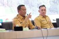 Foto: Wali Kota Administrasi Jakarta Timur Munjirin memimpin Rapat Monitoring dan Evaluasi Lanjutan Penanganan Sampah di Ruang Sri Gunting, Kantor Wali Kota Jakarta Timur, Selasa (14/7/2026).