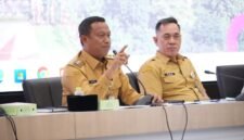 Foto: Wali Kota Administrasi Jakarta Timur Munjirin memimpin Rapat Monitoring dan Evaluasi Lanjutan Penanganan Sampah di Ruang Sri Gunting, Kantor Wali Kota Jakarta Timur, Selasa (14/7/2026).