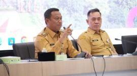 Foto: Wali Kota Administrasi Jakarta Timur Munjirin memimpin Rapat Monitoring dan Evaluasi Lanjutan Penanganan Sampah di Ruang Sri Gunting, Kantor Wali Kota Jakarta Timur, Selasa (14/7/2026).