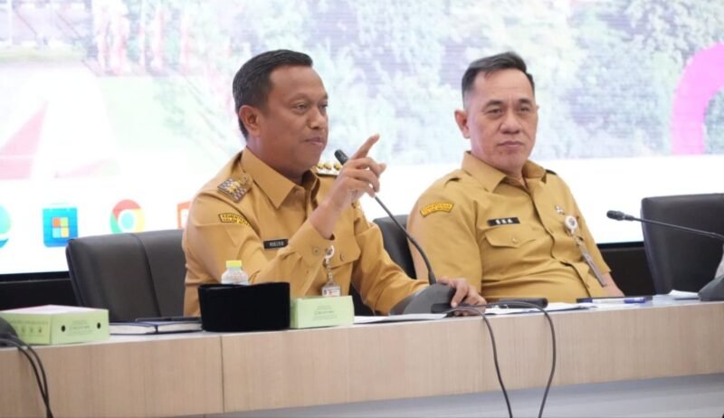 Foto: Wali Kota Administrasi Jakarta Timur Munjirin memimpin Rapat Monitoring dan Evaluasi Lanjutan Penanganan Sampah di Ruang Sri Gunting, Kantor Wali Kota Jakarta Timur, Selasa (14/7/2026).