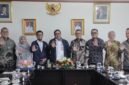 Foto: Wakil Gubernur DKI Jakarta Rano Karno (tengah) berfoto bersama jajaran Pengurus Harian PWI Jaya usai audiensi di Balai Kota DKI Jakarta, Rabu (15/7/2026).