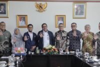 Foto: Wakil Gubernur DKI Jakarta Rano Karno (tengah) berfoto bersama jajaran Pengurus Harian PWI Jaya usai audiensi di Balai Kota DKI Jakarta, Rabu (15/7/2026).