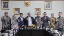 Foto: Wakil Gubernur DKI Jakarta Rano Karno (tengah) berfoto bersama jajaran Pengurus Harian PWI Jaya usai audiensi di Balai Kota DKI Jakarta, Rabu (15/7/2026).