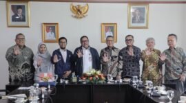 Foto: Wakil Gubernur DKI Jakarta Rano Karno (tengah) berfoto bersama jajaran Pengurus Harian PWI Jaya usai audiensi di Balai Kota DKI Jakarta, Rabu (15/7/2026).