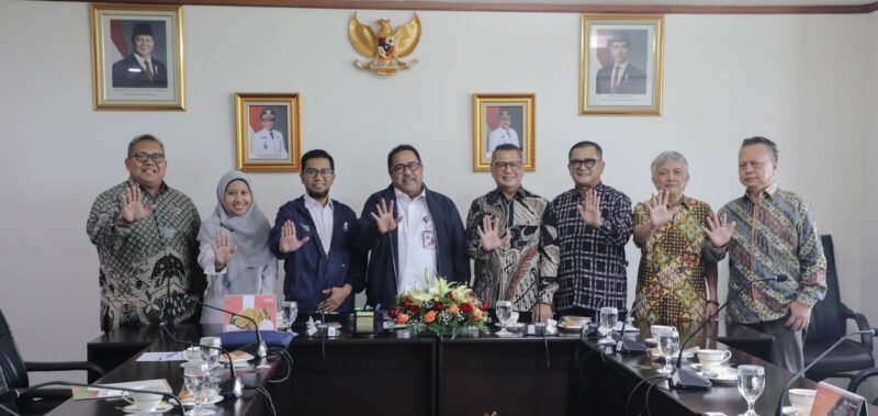 Foto: Wakil Gubernur DKI Jakarta Rano Karno (tengah) berfoto bersama jajaran Pengurus Harian PWI Jaya usai audiensi di Balai Kota DKI Jakarta, Rabu (15/7/2026).